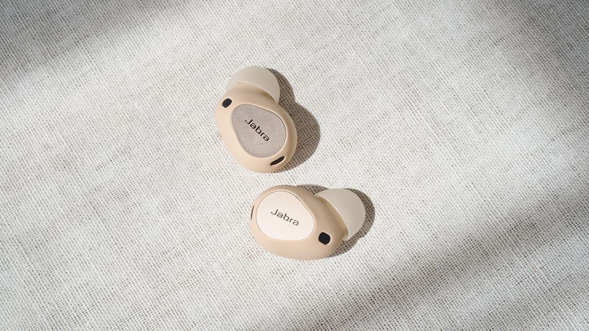 耳に入れた瞬間ビビる。ギズ編集部員3人が「Jabra Elite 10」を試した 