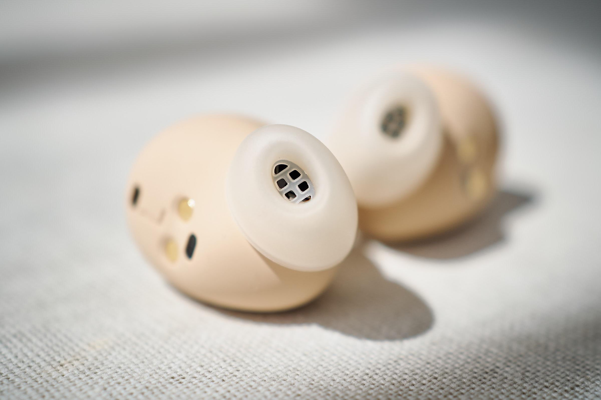 耳に入れた瞬間ビビる。ギズ編集部員3人が「Jabra Elite 10」を試した