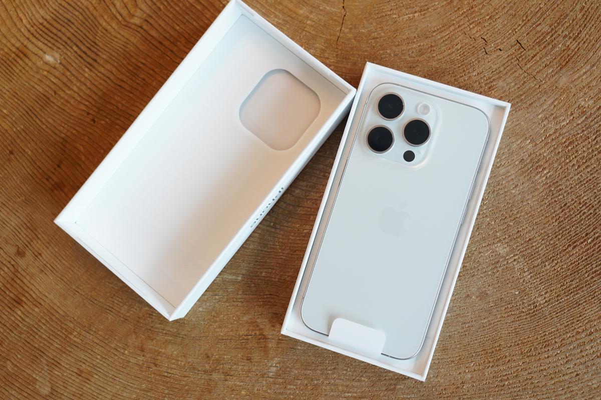 開封】iPhone 15 Proは明らかに軽い。持つと感じるチタンの威力 