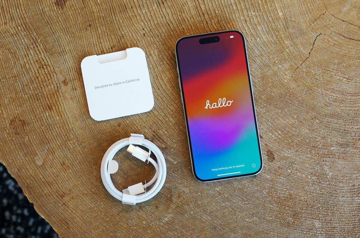 開封】iPhone 15 Proは明らかに軽い。持つと感じるチタンの威力 