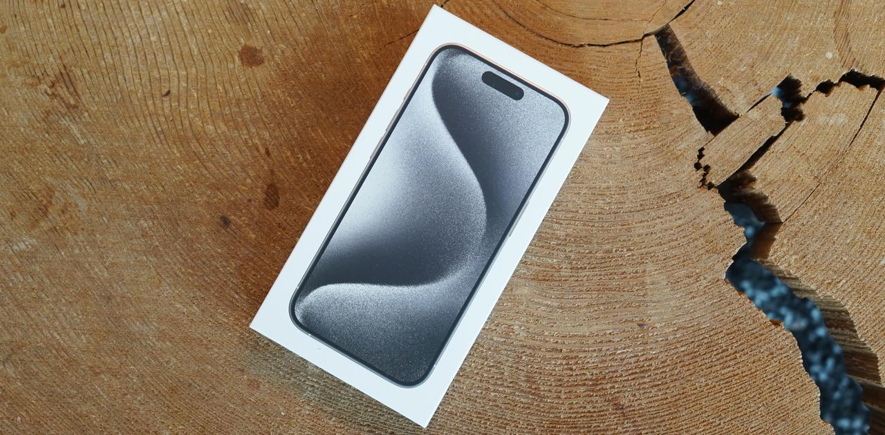 iPhone 15 Proアンボックス：明らかに軽い。持つと感じるチタンの威力