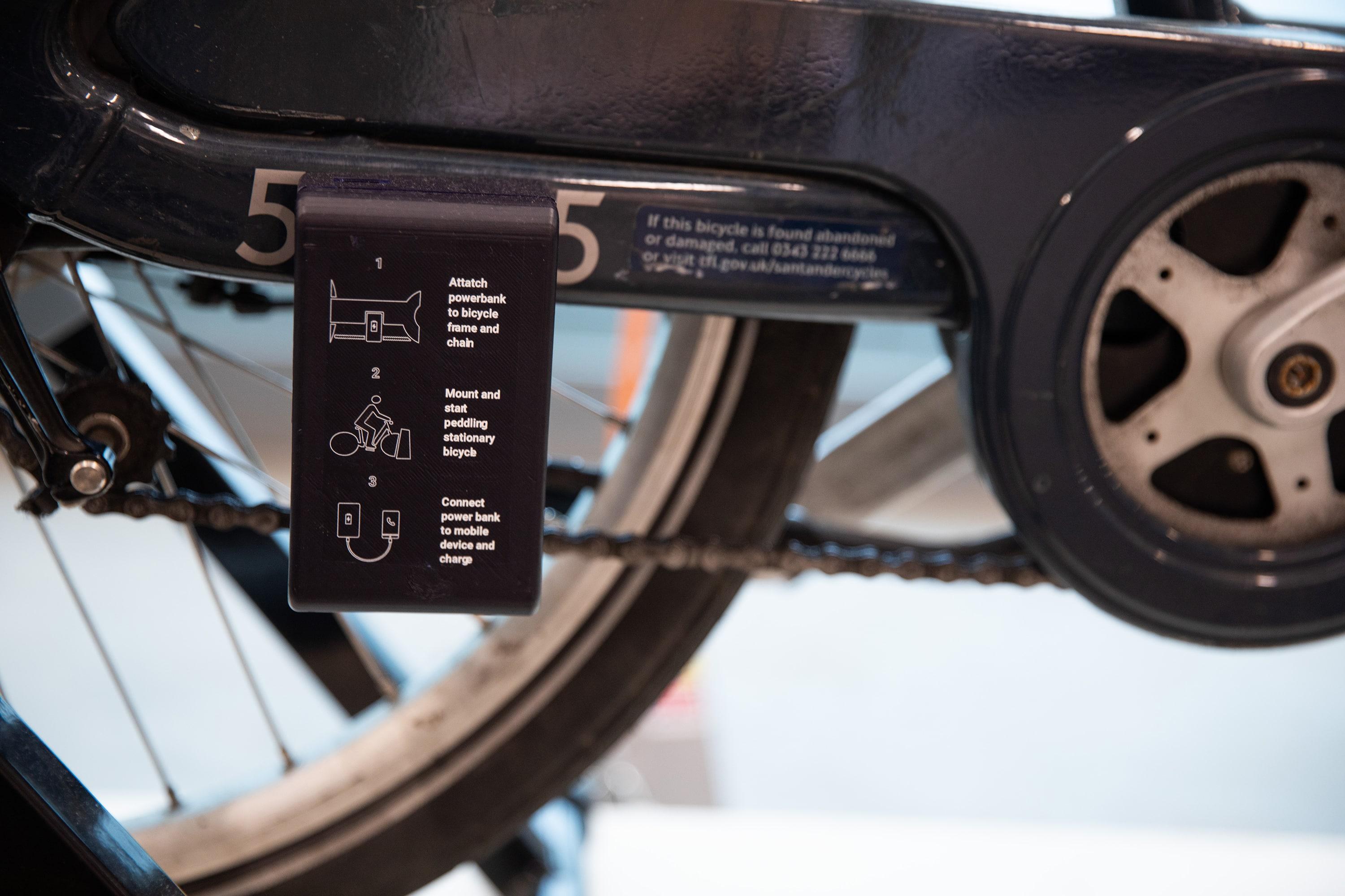 自転車で充電するモバイルバッテリーがホームレスを救う