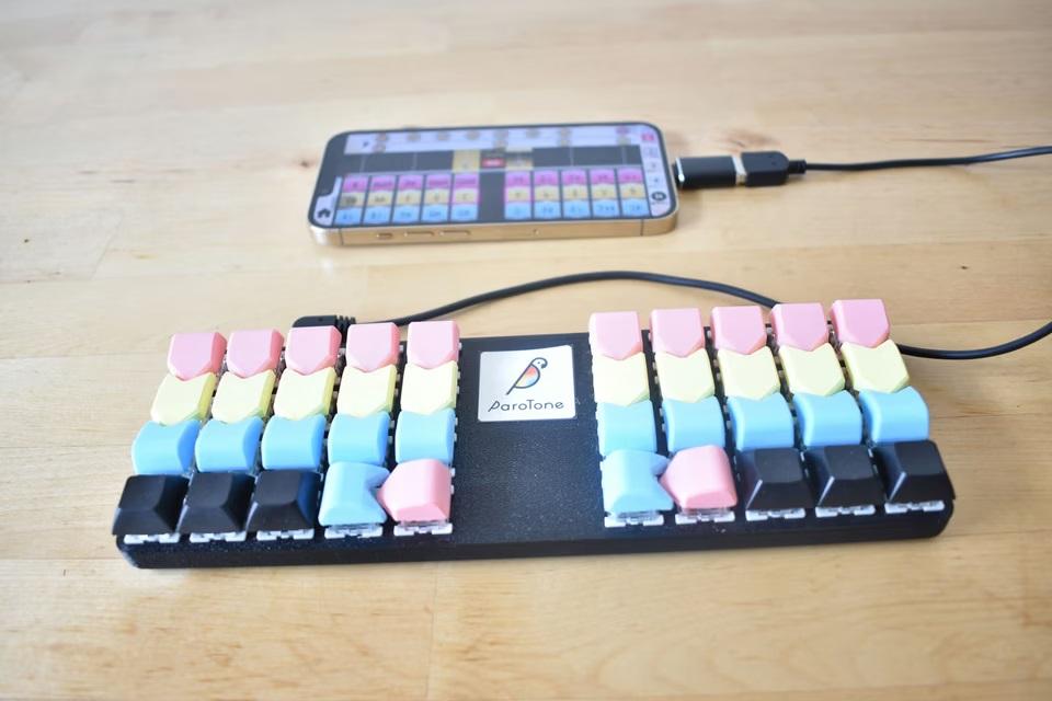 ピアノ習得をショートカット。新感覚の楽器デバイスは大人の学び直しに