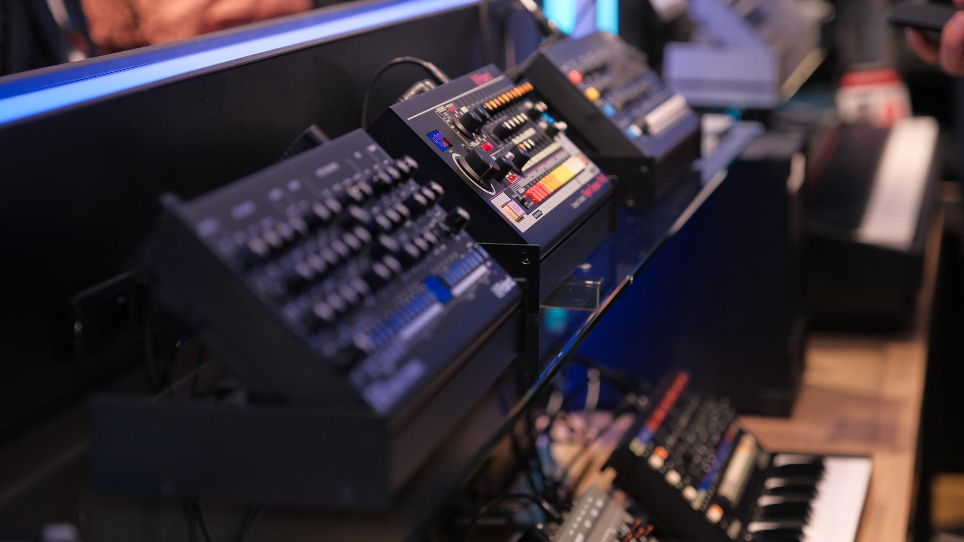 フラっと入って、数時間いられる。Rolandの直営店は楽器に触れる