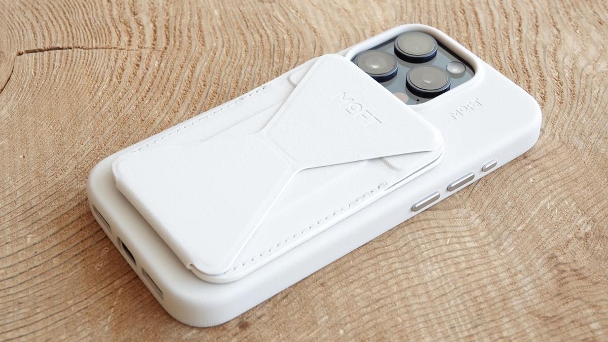 触るとサラサラなホワイト。MOFTのiPhone 15用レザーケースは高級感が 
