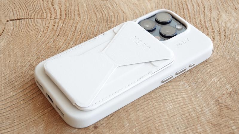 触るとサラサラなホワイト。MOFTのiPhone 15用レザーケースは高級感が