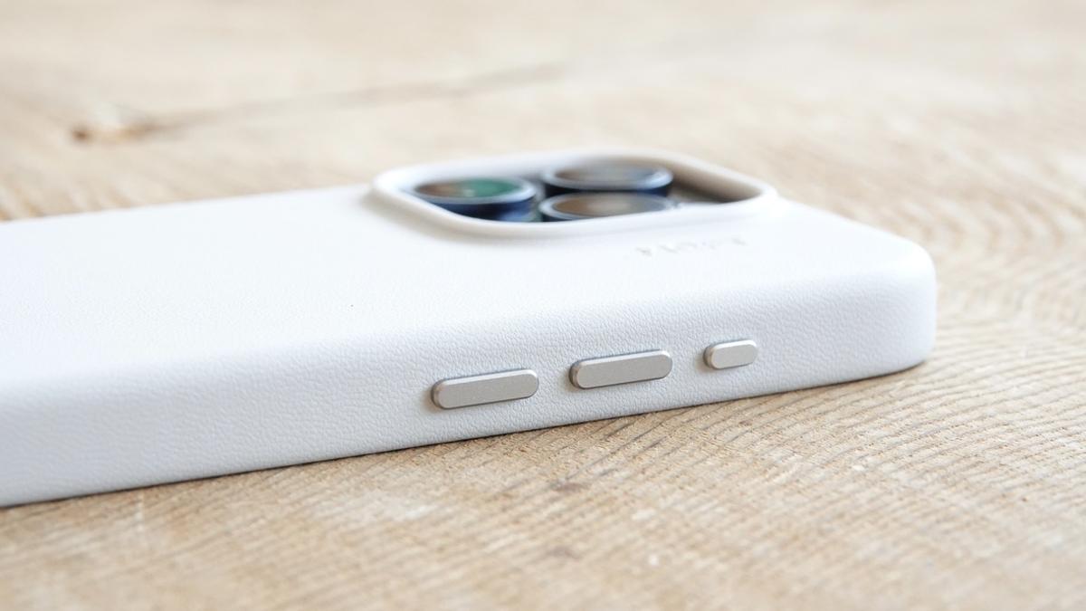 触るとサラサラなホワイト。MOFTのiPhone 15用レザーケースは高級感が