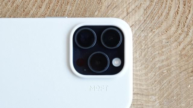 触るとサラサラなホワイト。MOFTのiPhone 15用レザーケースは