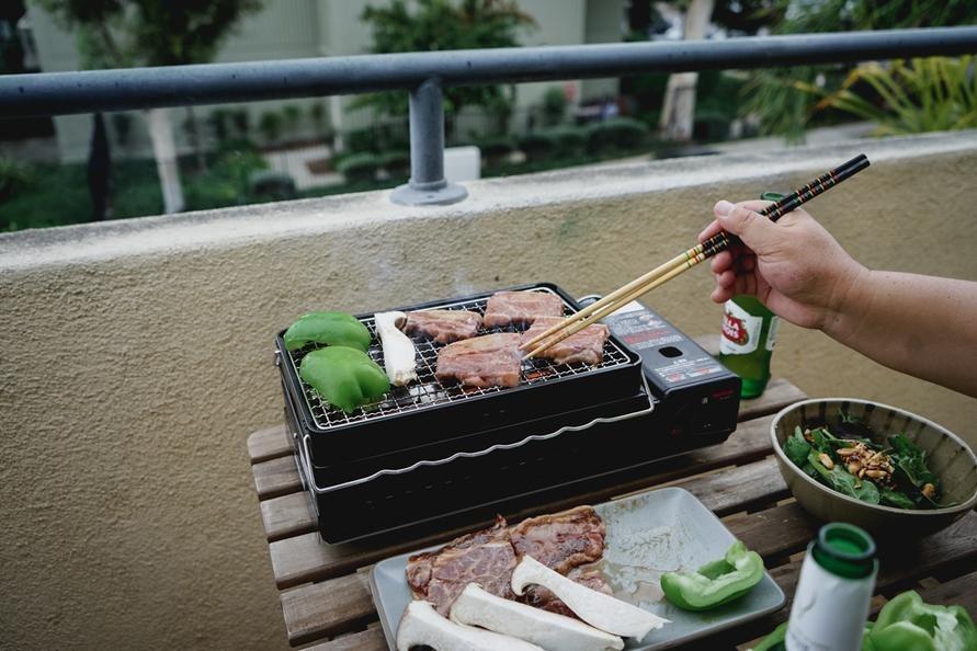 イワタニの｢卓上炉端焼き器｣があれば、家で本気の焼き鳥を楽しめる