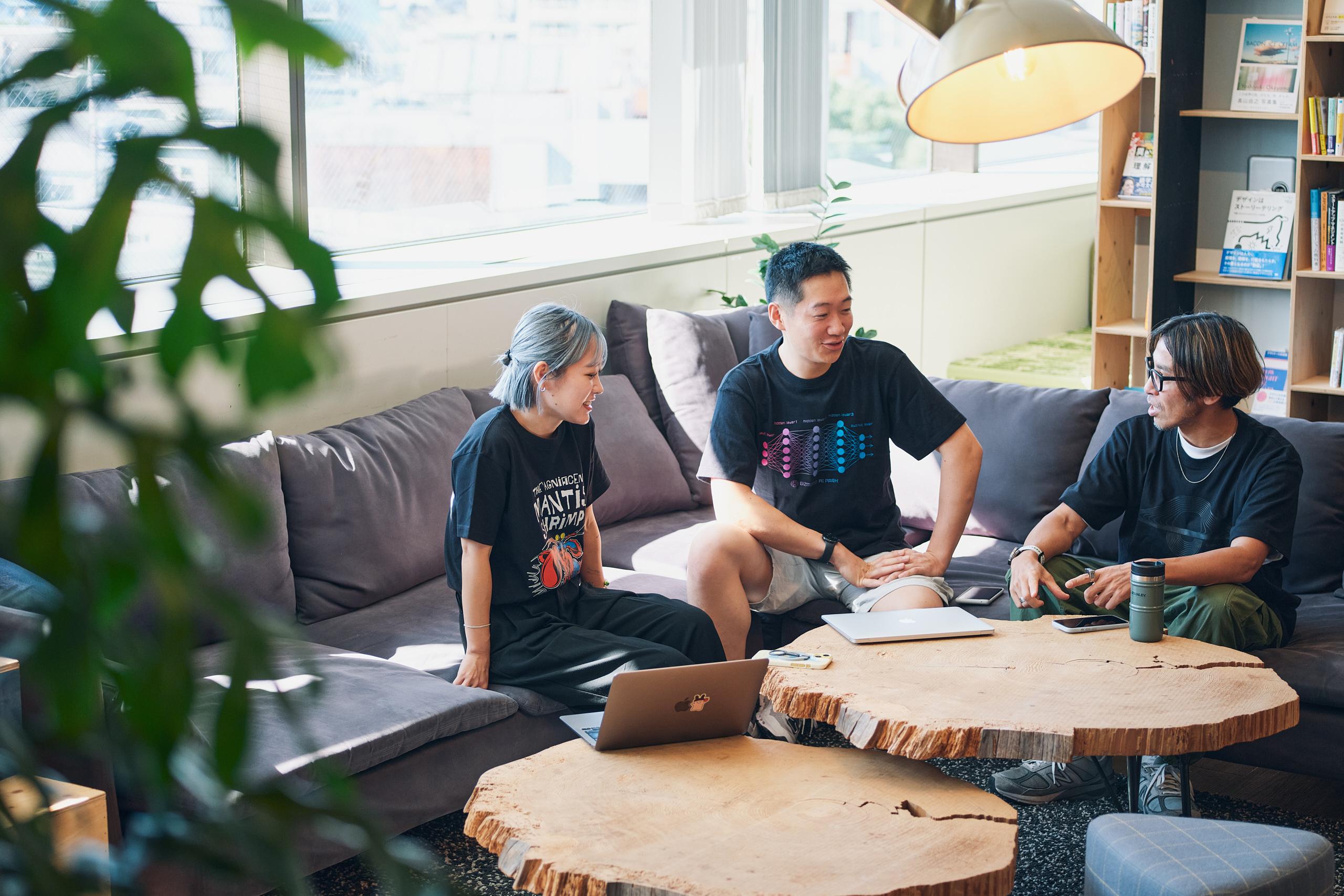 シャコから宇宙モチーフまで。ギズ編集部デザイン考案のTシャツが 