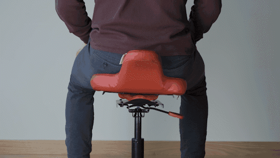 理想の姿勢を自動化。デスクワーカーの腰をいたわるオフィスチェアが