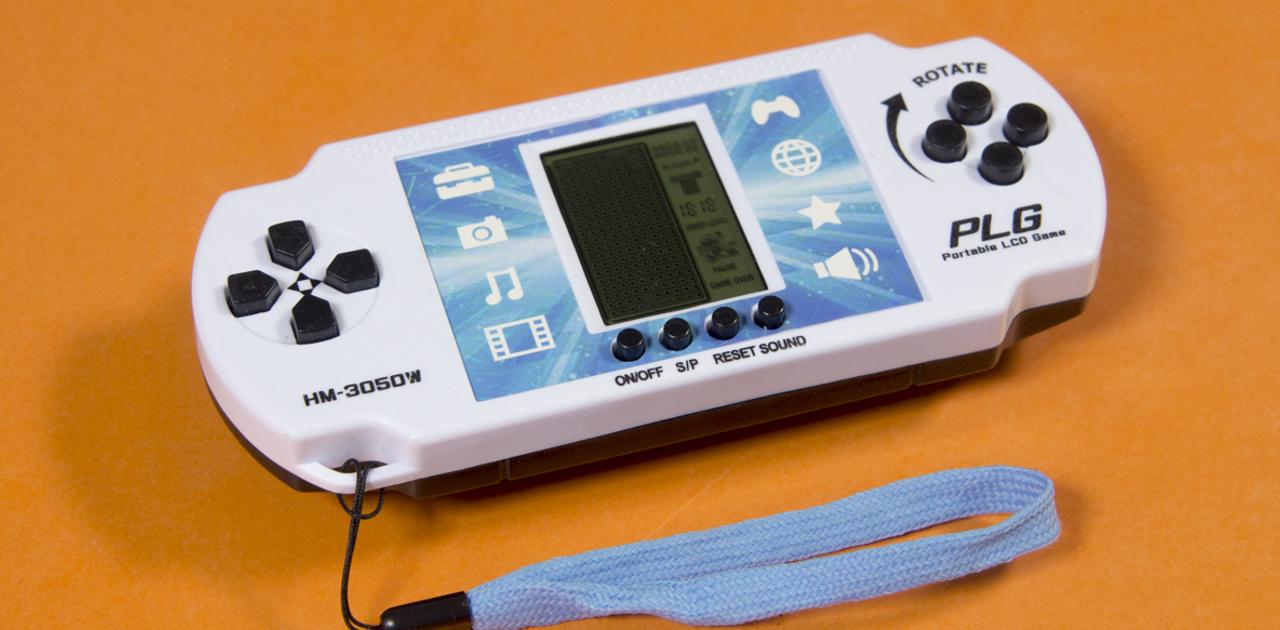 ダイソーで売ってる携帯ゲーム機。けっこう没頭しちゃうかも 