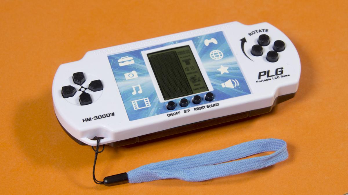 ダイソーで売ってる携帯ゲーム機。けっこう没頭しちゃうかも 