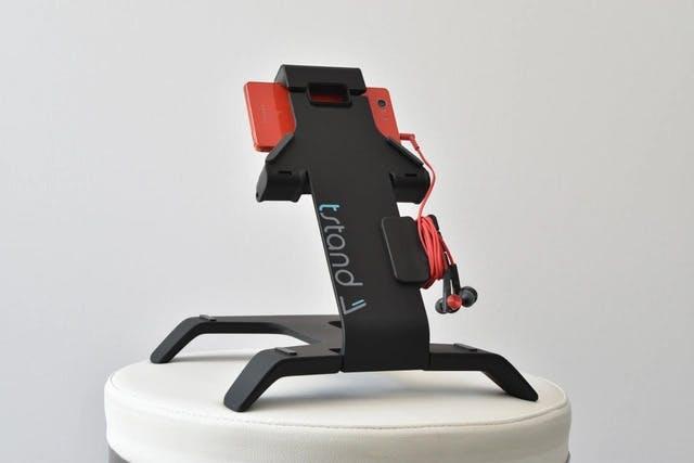 角度調節も簡単。お腹に置いて寝ながら使えるタブレットスタンド｢T