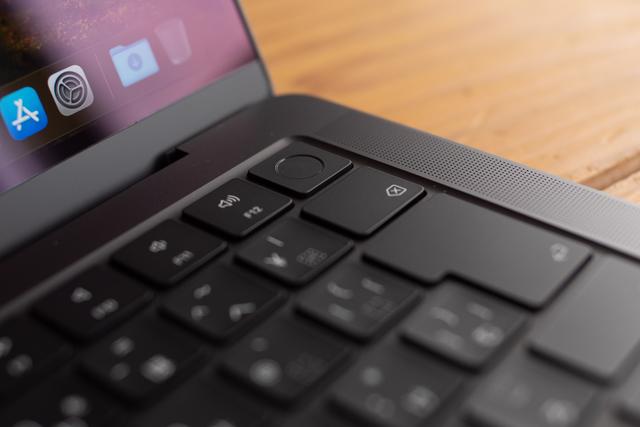 黒の魔力。スペースブラックのMacBook Proは一度見たら忘れられない 