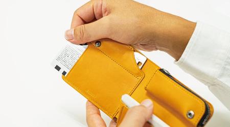 交通系ICカードも入館カードもこれ1つ。両面でタッチできるスマート財布