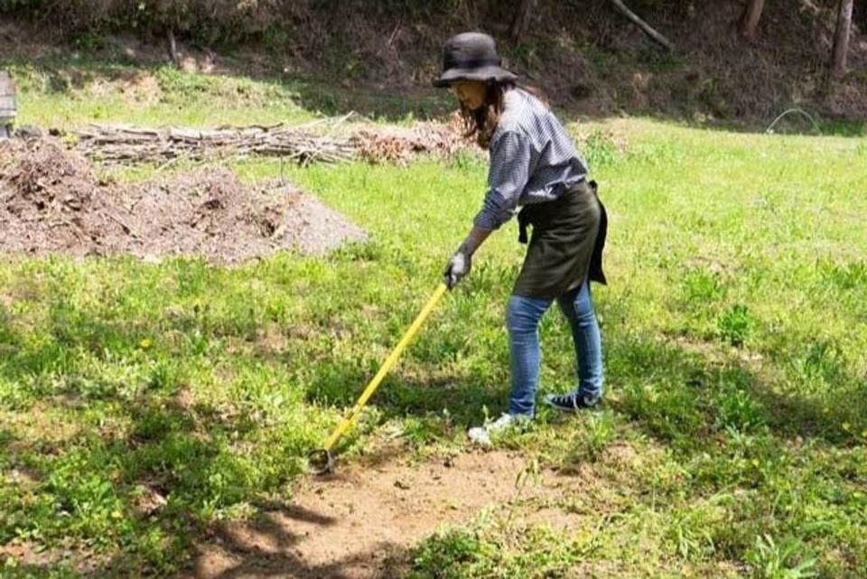 除草を制するV字ブレード。アメリカ生まれの草刈りツールの操作性が