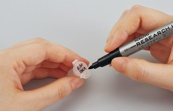 あら便利。この油性ペン、アルコールに触れても文字が消えないんです