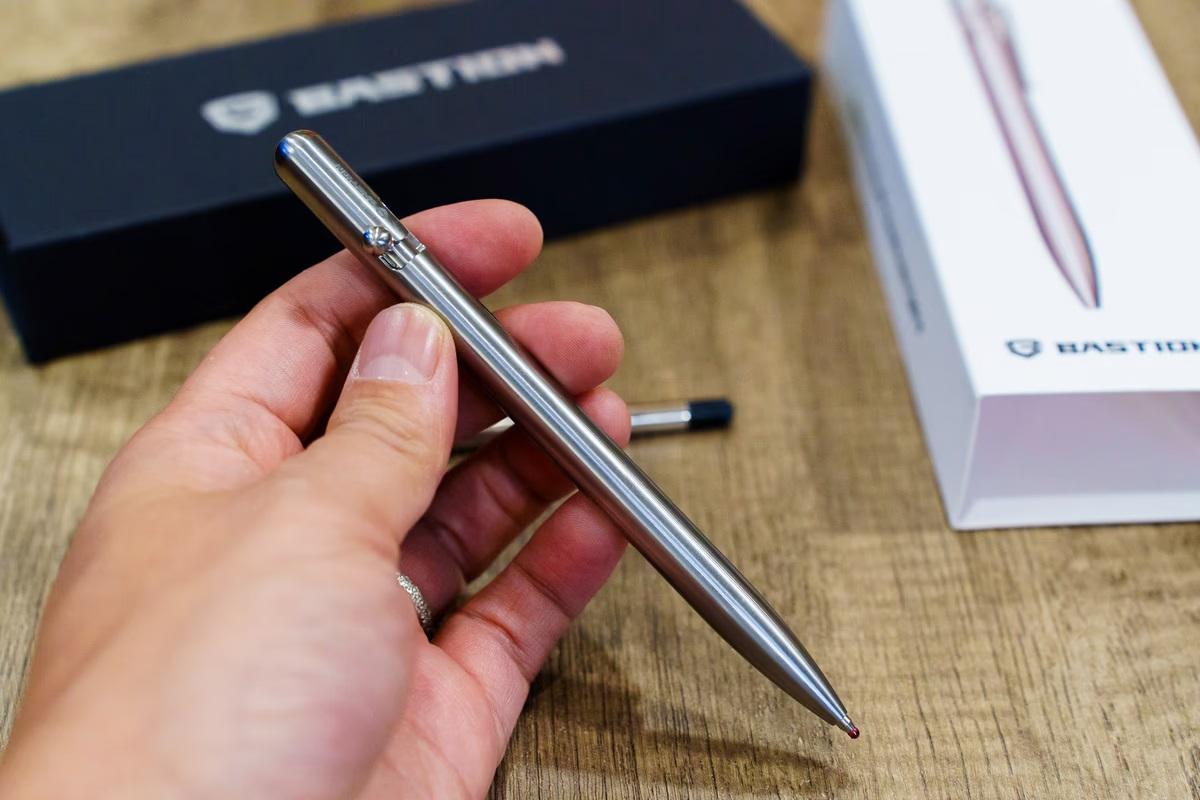 継ぎ目が見えない精巧な作りに感動！ チタン製ボールペン｢Bastion Slim Pen｣の魅力に迫る | ギズモード・ジャパン