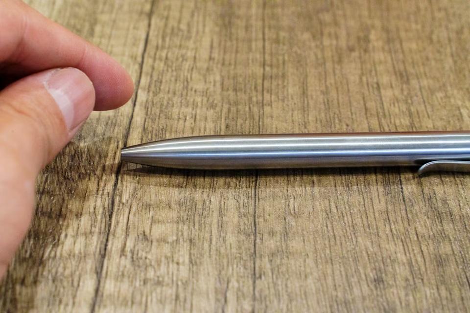 継ぎ目が見えない精巧な作りに感動！ チタン製ボールペン