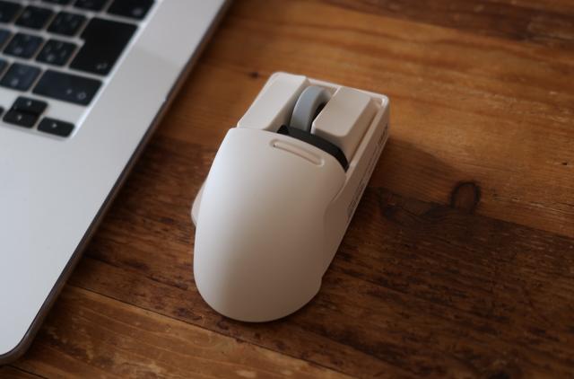 むしろ使い勝手良し。初期アップルやブラウンを彷彿とさせるマウス