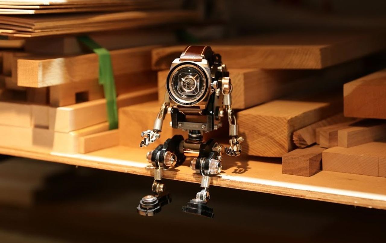 腕時計と合体してロボットになるスタンド。妙な愛嬌が可愛い