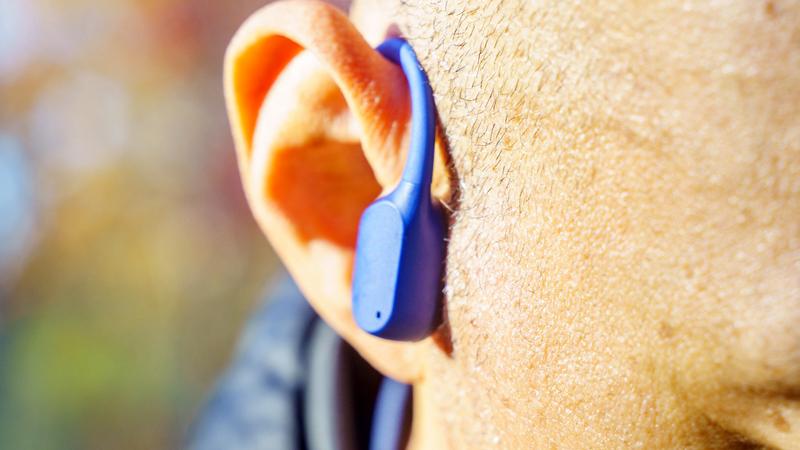 周囲の音も聞こえる骨伝導イヤホンは、運動に最適だ | ギズモード