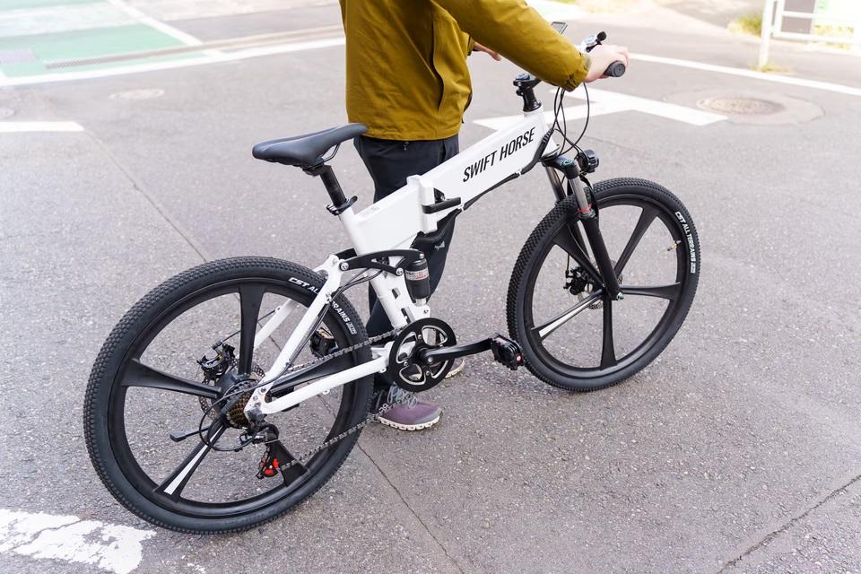 折り畳み可能で車載OK。“電動アシスト×7段変速”な｢ SWIFT HORSE2｣なら