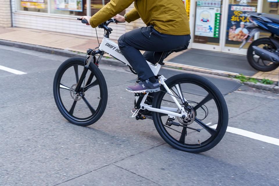 折り畳み可能で車載OK。“電動アシスト×7段変速”な｢ SWIFT HORSE2｣なら