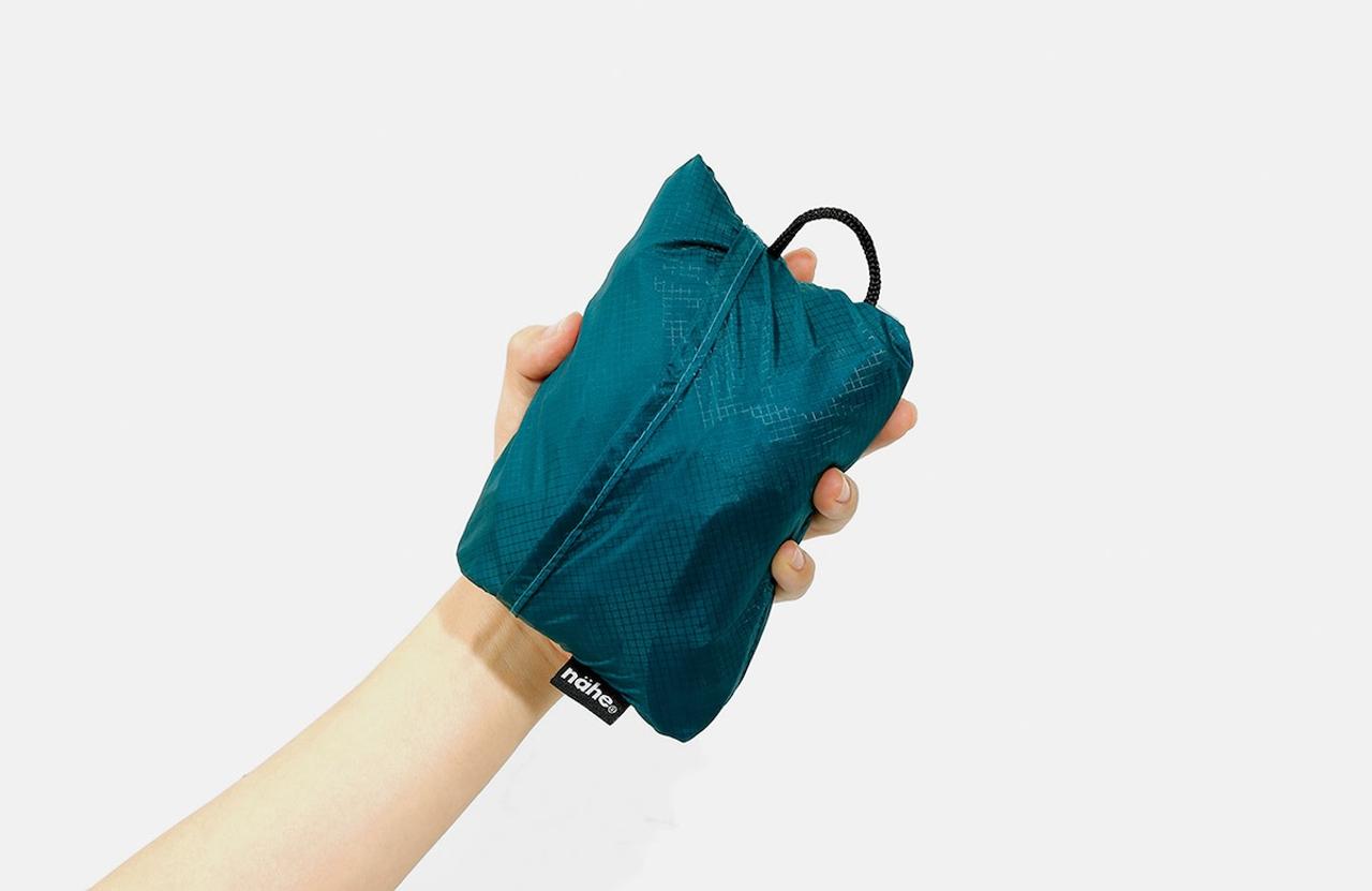 手のひらサイズが容量31リットルのバッグに。帰省や買い物に大活躍