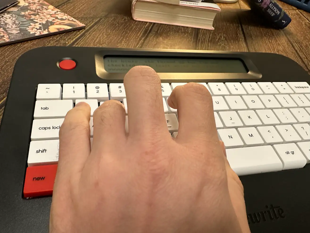 美品 Freewrite Alpha 購入1年以内 スランプのライターを救ってくれ…書くことだけに特化した