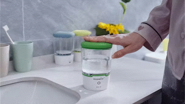 水だけで簡単除菌 マウスウォッシュカップ 歯ブラシを30秒で除菌。使うのは水と電気だけ | ギズモード