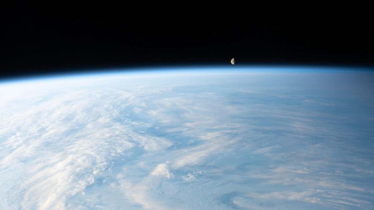 中国の宇宙飛行機が謎の物体を放出。しかも6つも!? その正体は…