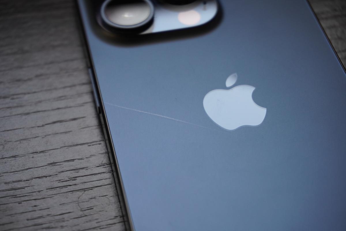 iPhone 15 pro 目立った傷汚れなし 7ヶ月目】iPhone 15 Pro チタニウムと画面傷どうなった？続・ケース