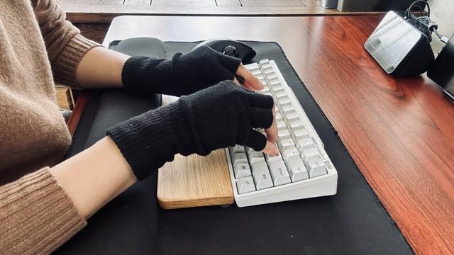 手が冷えてタイピングができない。救世主は“指先が出る”ハンドウォーマー