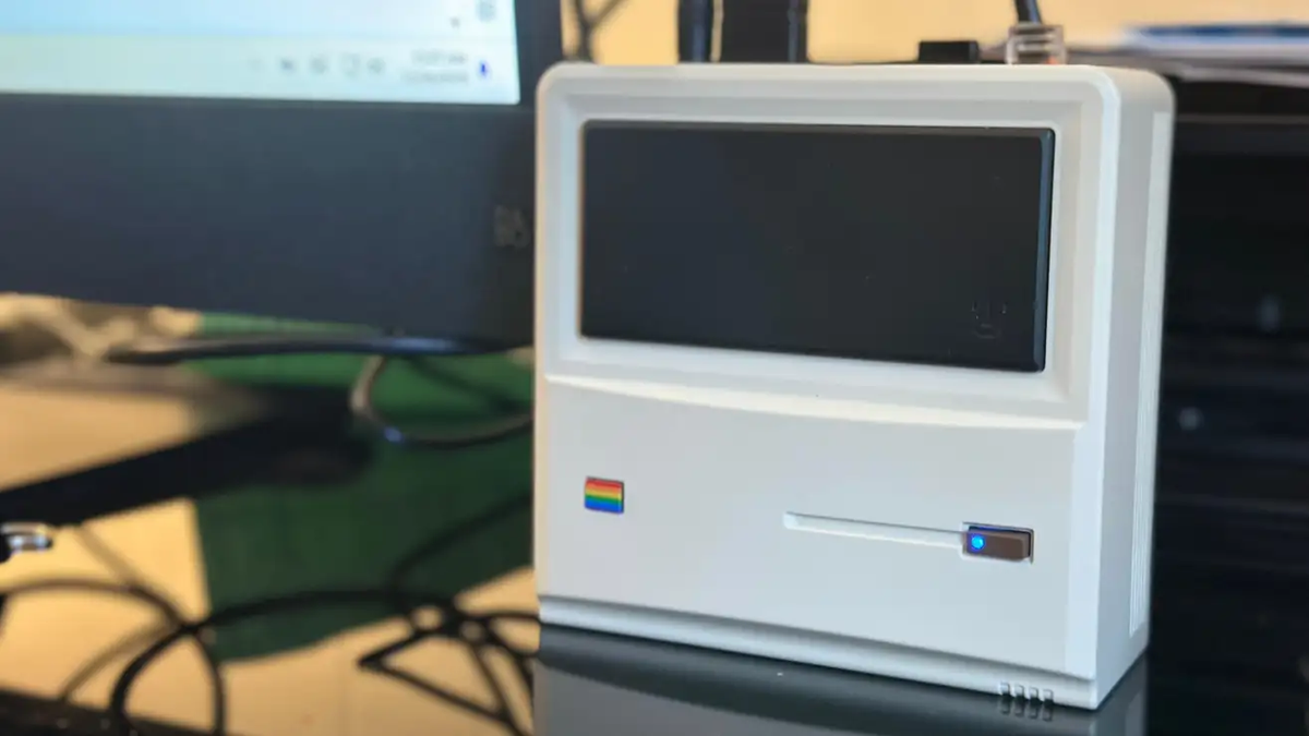 初代Mac風のデザインがかわいい！ミニミニPC「Ayaneo Mini PC」使って
