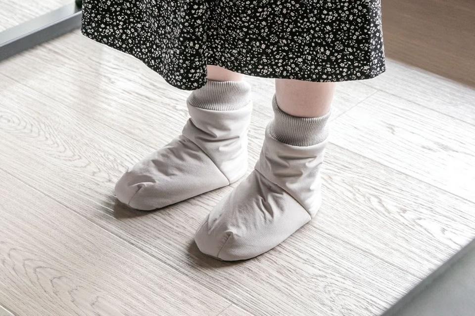 アウトドアウェアで全身寒さ対策。ヒト型寝袋｢モモンガ｣に足元カバーが