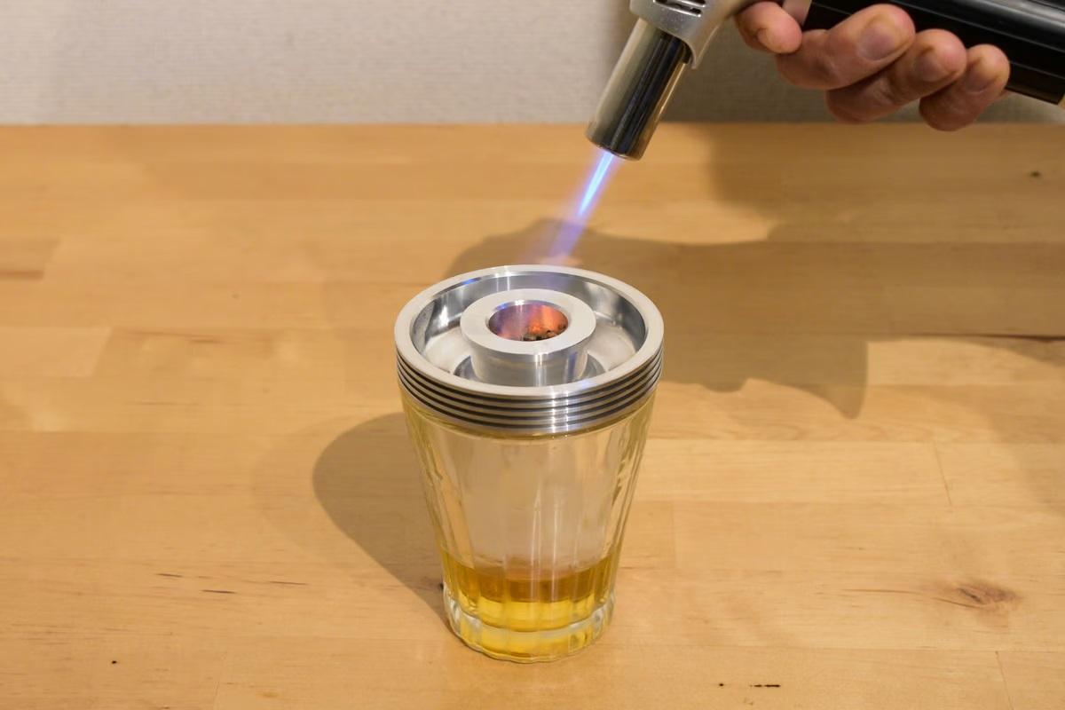 家飲みに燻製ウイスキー。ジュラルミン製のグラストップ燻製器を