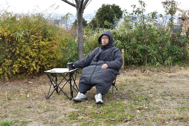 アウトドアでも部屋でも暖かく過ごせる。より快適になった着る寝袋を 