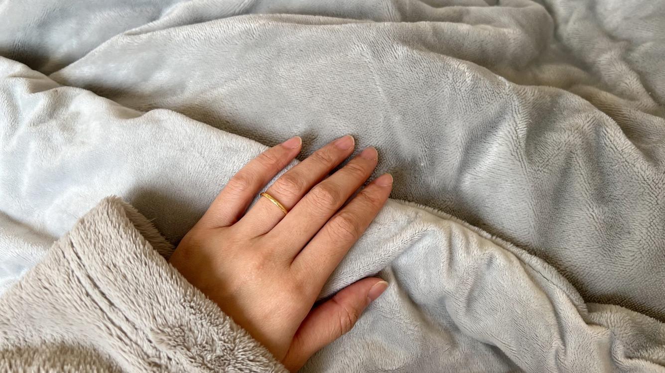 ニトリの｢重い毛布｣を2年愛用中。いつの間にか寝てしまう安心感よ 