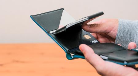フリックで動くカード収納が薄さのヒミツ! カードへのアクセス性にも優れたコンパクトウォレット「FLICK」を使ってみた