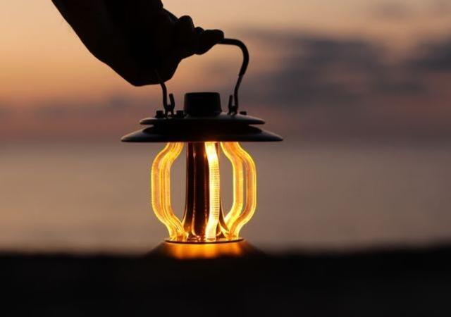 夕日をどこにでも持ち歩く。キャンプを優しい光で演出するLEDランタン 