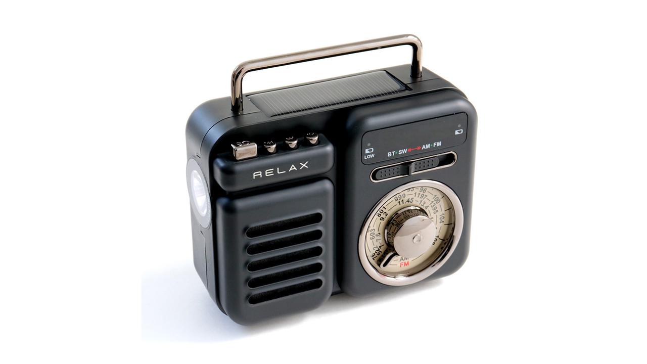 このラジオ、見た目によらず機能的。手回し充電できるから防災にも