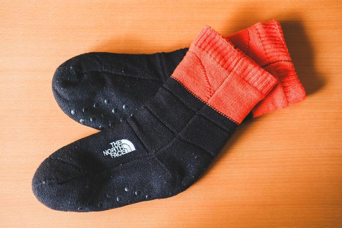 足元の冷えを忘れる。THE NORTH FACEのルームソックス | ギズモード 