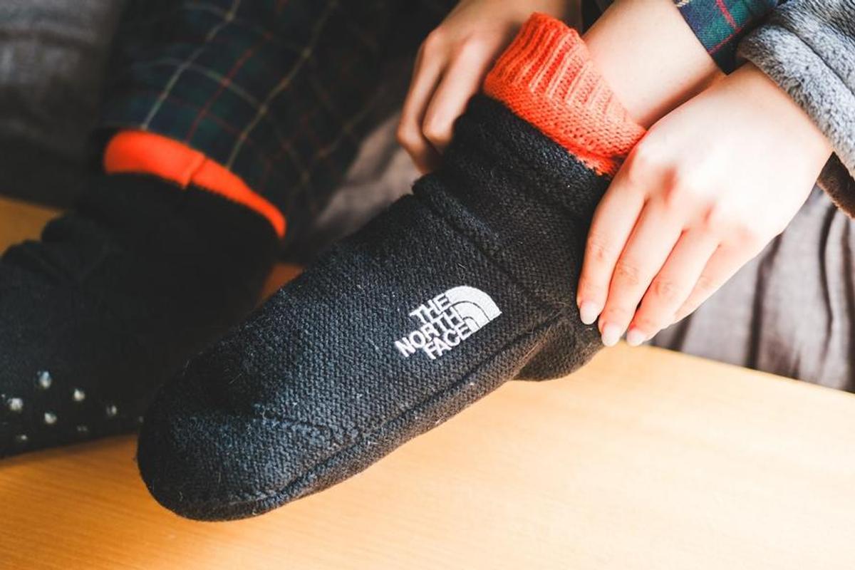 足元の冷えを忘れる。THE NORTH FACEのルームソックス | ギズモード 