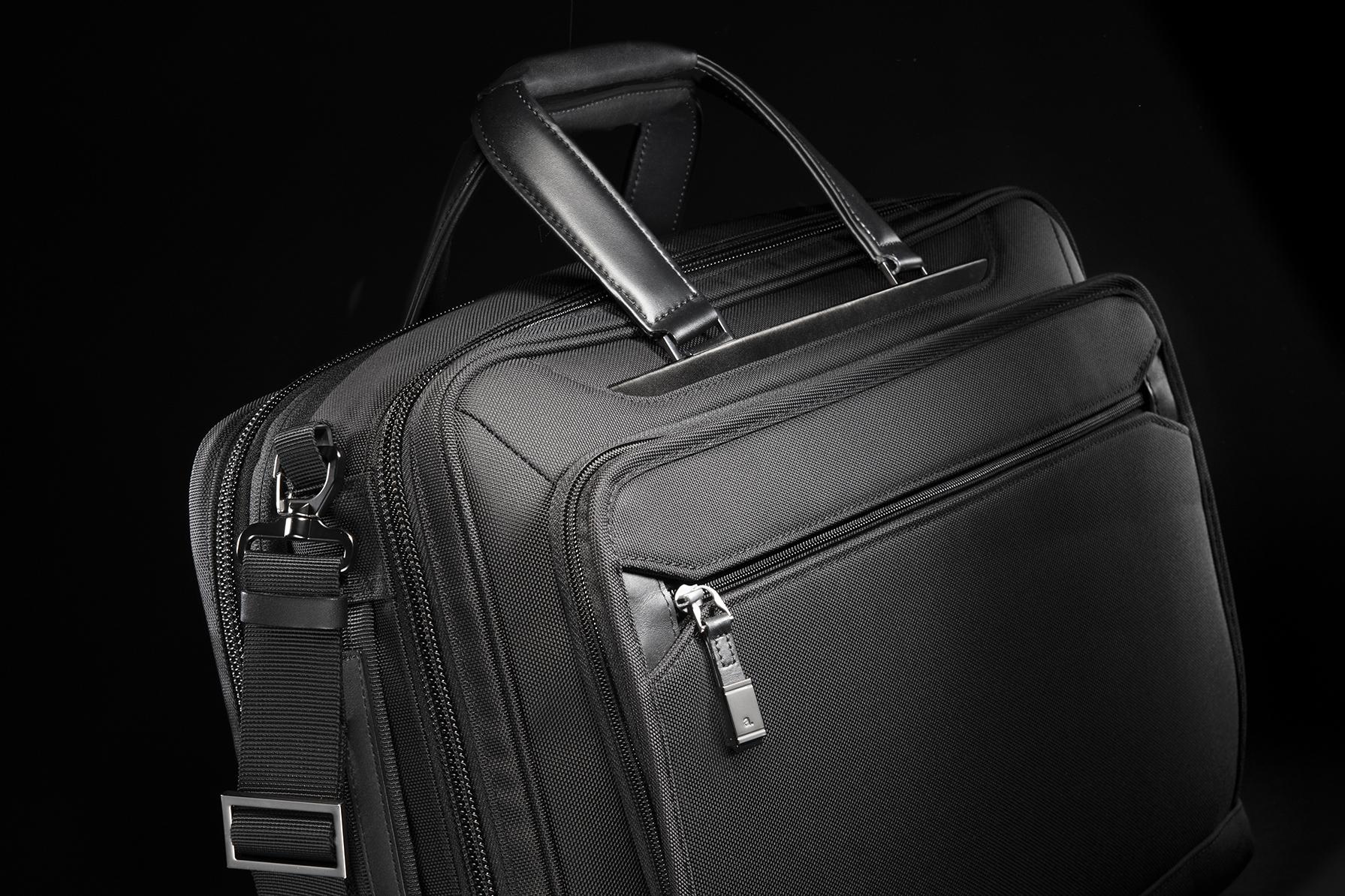 持つのも背負うのもラク。負荷をとことん軽減したビジネスバッグの進化