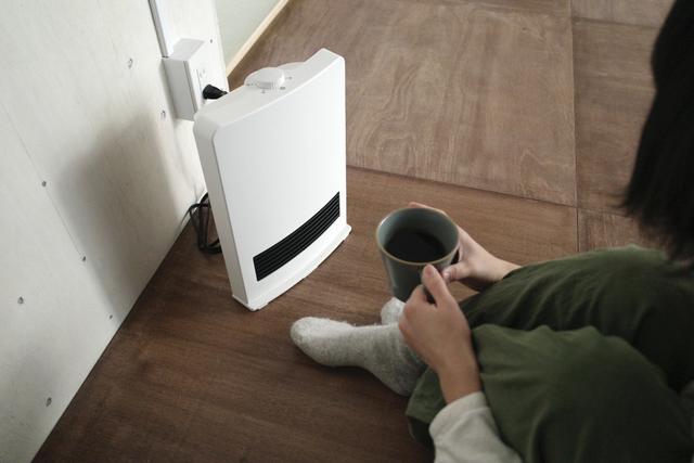 電源ONして約2秒で暖風に！脱衣所や帰宅後すぐに暖まりたい時は山善