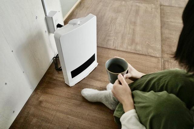 電源ONして約2秒で暖風に！脱衣所や帰宅後すぐに暖まりたい時は山善