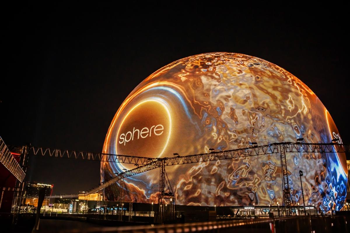 ラスベガスの巨大球体コンサートホール「Sphere」の頂上までよじ登った 
