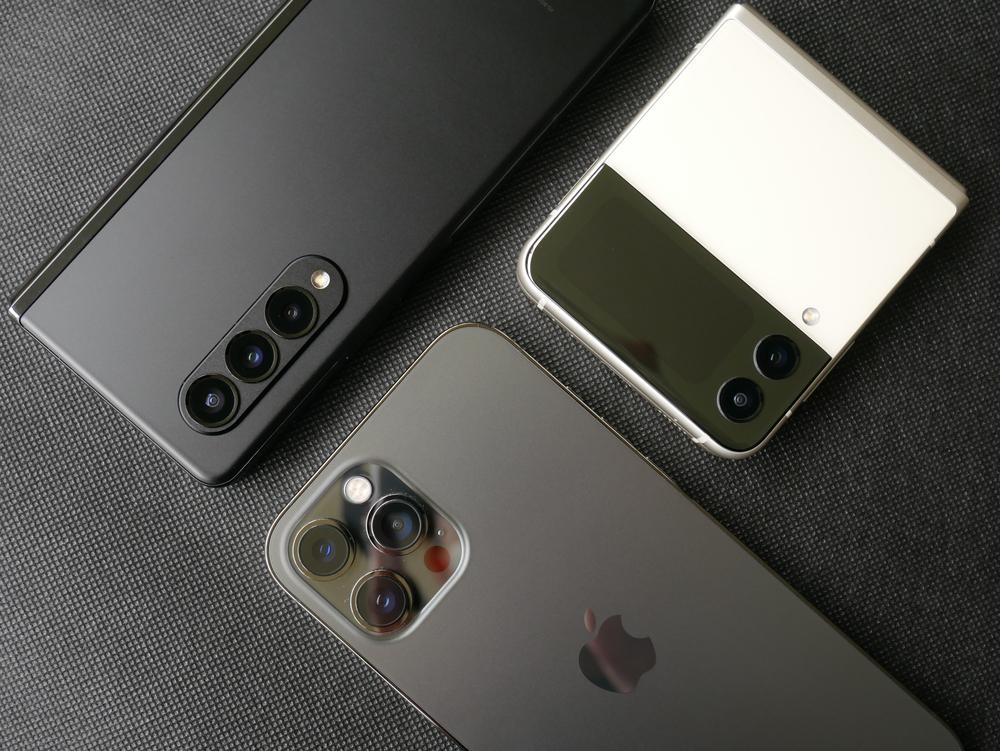 Appleが2種類の折りたたみiPhoneを開発中というウワサ | ギズモード